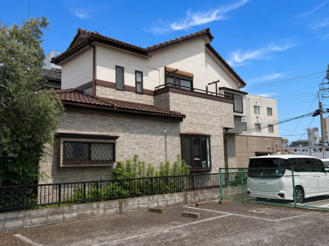 東武スカイツリーライン「春日部」駅徒歩約6分！全居室に収納がある3LDK！水回りがワンフロアにまとまり、家事がスムーズにこなせる間取りです。リビングとつながる和室は、生活の幅が広がる便利な空間です。