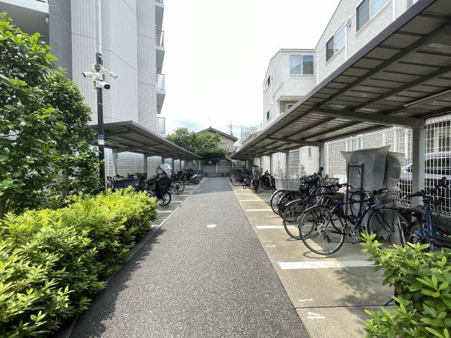 屋根付きの駐輪場で、サビや汚れの心配も不要。