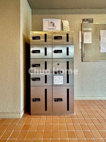 【宅配ボックス】在宅時・不在時に関わらず、居住者の代わりに非対面で宅配物を受け取ってくれる便利な設備です。わかりやすくご説明致しますので見学時にはお部屋だけではなく共用部分もぜひチェックしてください。