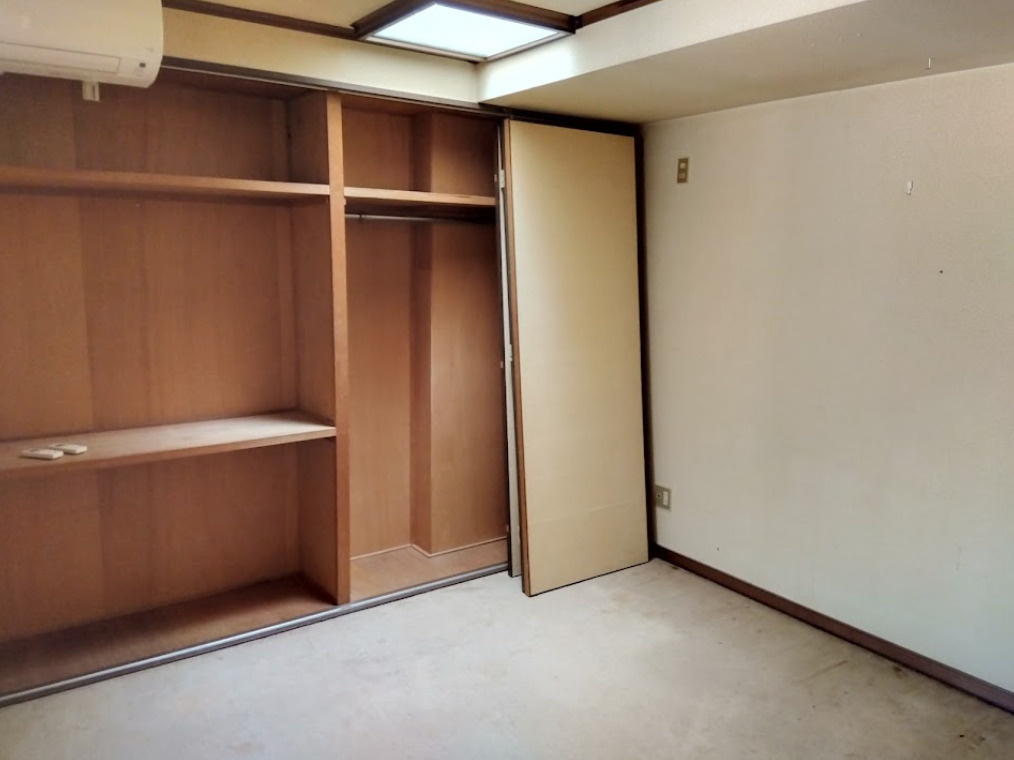 壁一面に設けられた大容量のクローゼットが特徴の居室です。可動棚とハンガーパイプ付きで、衣類から生活用品まで効率よく収納可能です。収納家具を新たに用意する必要がなく、室内を広く使える点は大きな魅力ですね