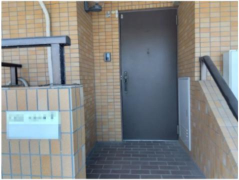 しっかりとした金属製の玄関ドアは、防犯性や遮音性の面で安心感があります。