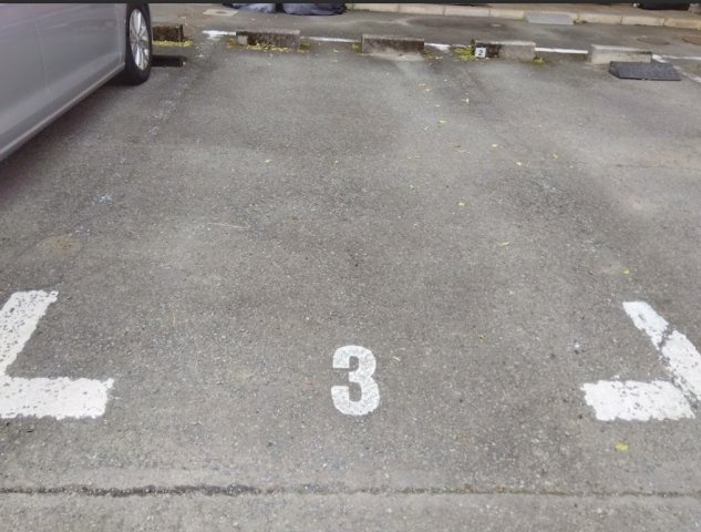 敷地内駐車場1台分が確保されています。重い荷物の積み下ろしや、悪天候でも移動が楽々です。