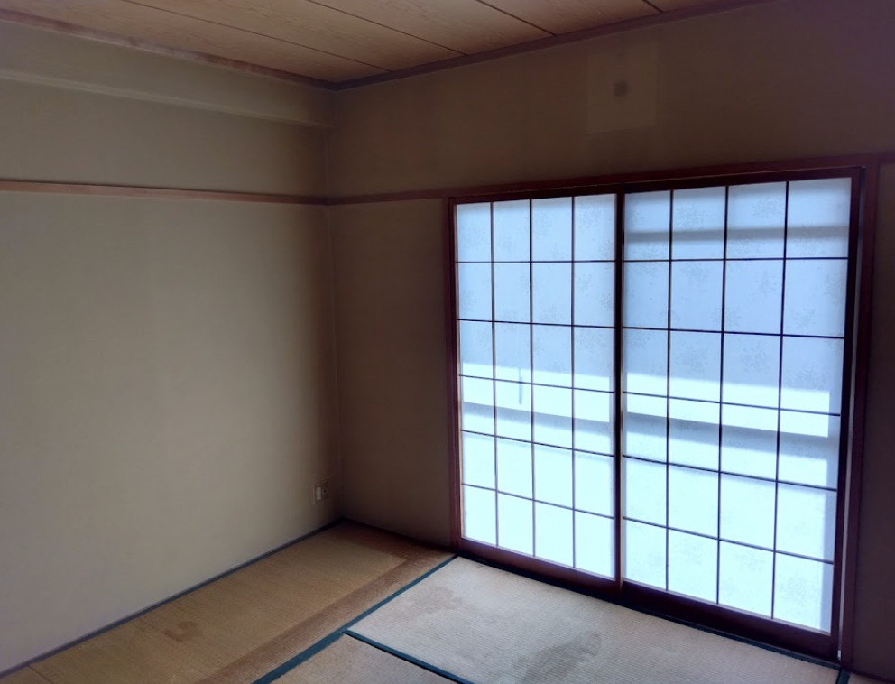 障子を通した光は柔らかく、部屋全体をやさしく照らします。プライバシーを守りつつ、自然な明るさを取り入れることができます。