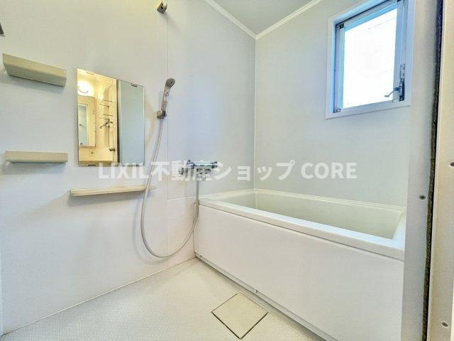 ゆったり入れる一坪バス。足を伸ばして入れるサイズは一日の疲れを癒すのに嬉しい広さですね。　