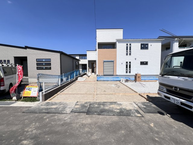 　駐車スペースは並列4台分可能です！　