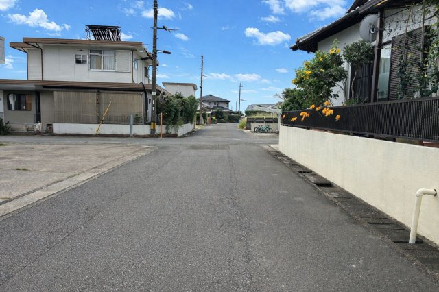 西側公道。