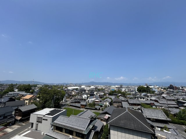 青い空が広がる開放的なバルコニー。