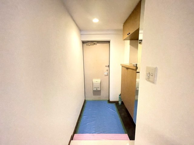 人感センサーのライト付きで、いつでも明るく迎えてくれる玄関。　