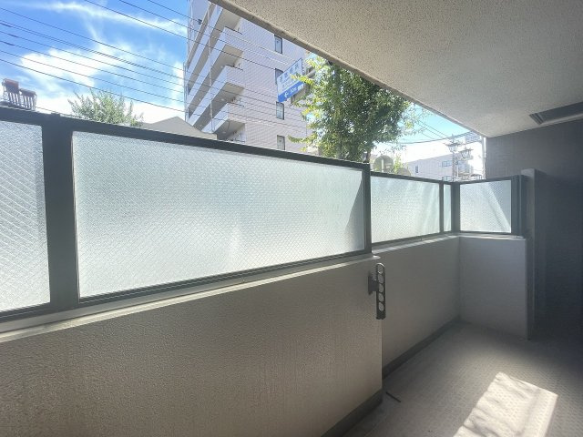 南東向きで陽当たり良好のバルコニーです。　