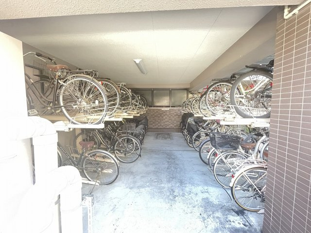 屋根付きの駐輪場で、サビや汚れの心配も不要。　