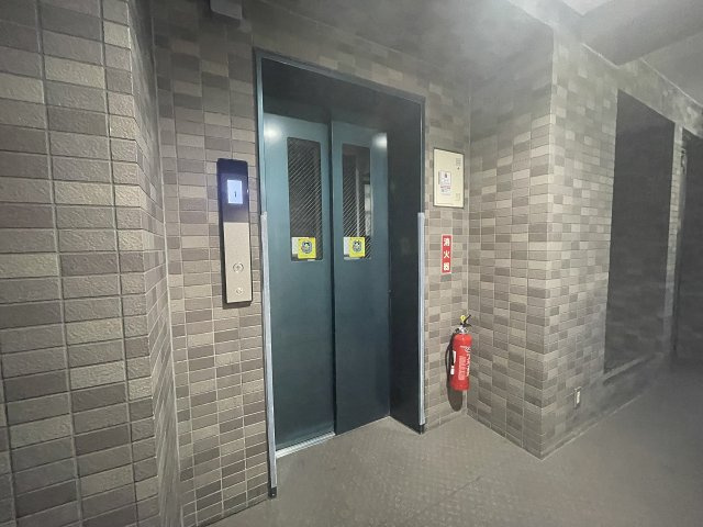 重たい荷物を持っていても、エレベーターがあれば安心です。　