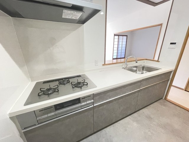 使い勝手の良い3口コンロで、料理の幅も広がります。　