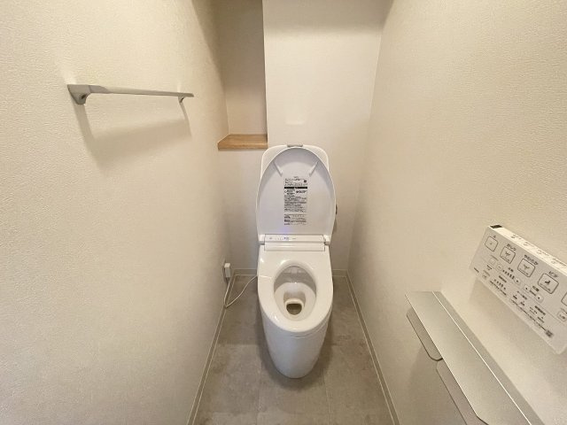 温水洗浄便座付きの清潔感あるトイレは、落ち着いた空間に。　