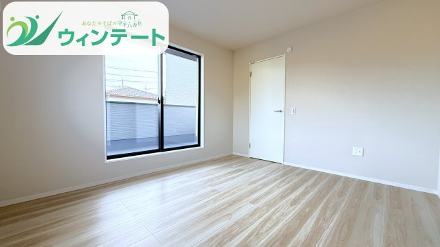 洋室は窓があり、明るく開放的な印象。収納も備えた便利な空間で、使い勝手の良い設計です。
