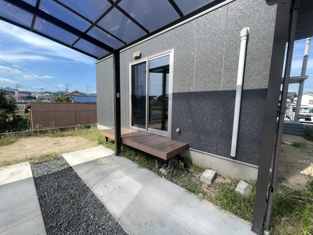 リビングから出入りできるウッドデッキとお庭を備えています。晴れた日には椅子やテーブルを置いてくつろいだり、お子様の遊び場やペットとの時間を楽しんだりと、おうち時間を豊かにしてくれる魅力的な空間です。