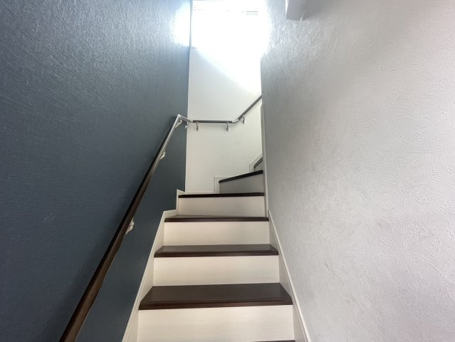 階段には窓があり、自然光がしっかり差し込む明るい空間です。日中は照明いらずで、爽やかな雰囲気の中を気持ちよく上り下りできます。手すりも備わり安心して利用できる、快適さが整った階段スペースです。