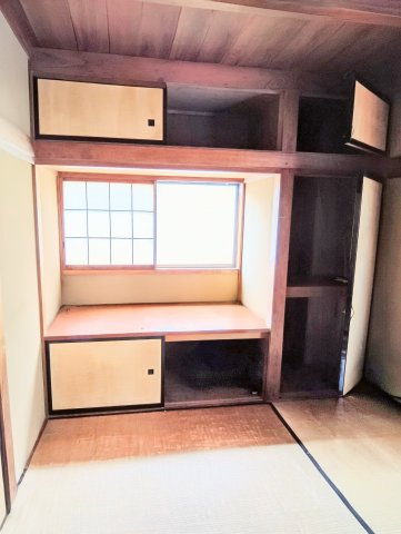 障子窓からやわらかな光が差し込む和室。豊富な収納と飾り棚を備え、客間や寝室としても使いやすい空間です。