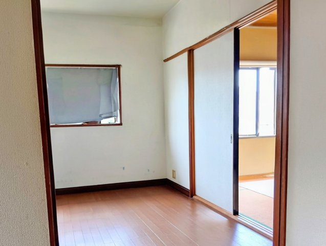 3階洋室：寝室や子ども部屋、書斎など様々な用途に対応可能な洋室。引き戸を開放すれば、ゆとりある空間に