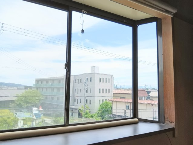 陽光が差し込む明るい居室。3階ならではの開放感と眺望を楽しみながら、ゆったりとした時間を過ごせます。