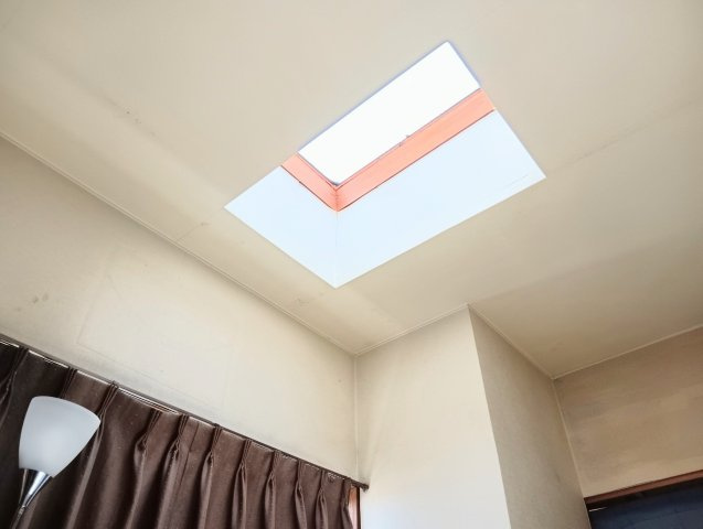天窓から降り注ぐ自然光が、住まい全体に明るさと開放感をもたらします。