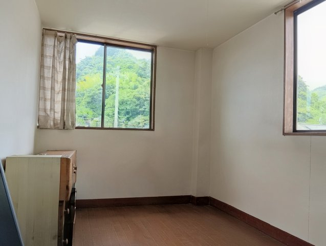 窓の外に広がる緑が心を癒してくれる居室。二面採光により明るく風通しも良好で、快適なプライベート空間に