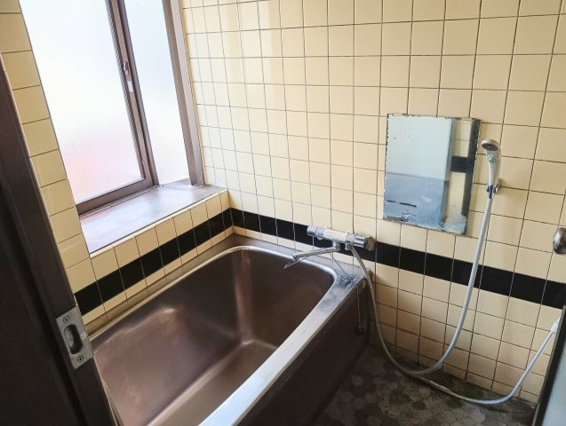 浴室に窓があるので湿気がこもらず、いつでもよい空気に入れ替えることができます。