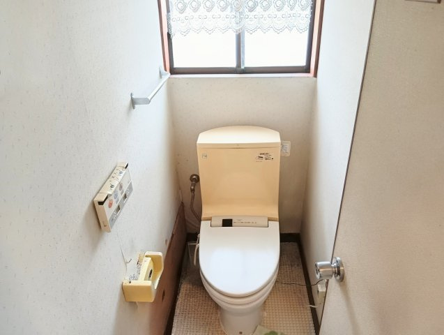 2階のトイレ。陽の光がたっぷりはいるので開放感を感じられ、気持ちよくお使いいただけます。