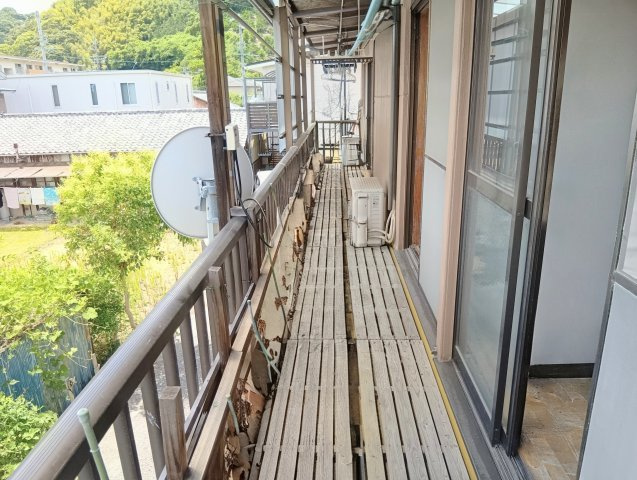 複数の居室に面した広々2階バルコニー。洗濯物や布団をたっぷり干せる実用性、開放感のある眺望も魅力です