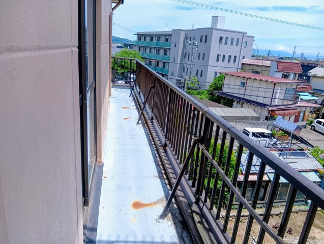 陽当たり・風通しに優れた3階ロングバルコニー。空が広く感じられる開放的な景色を楽しむことができます。