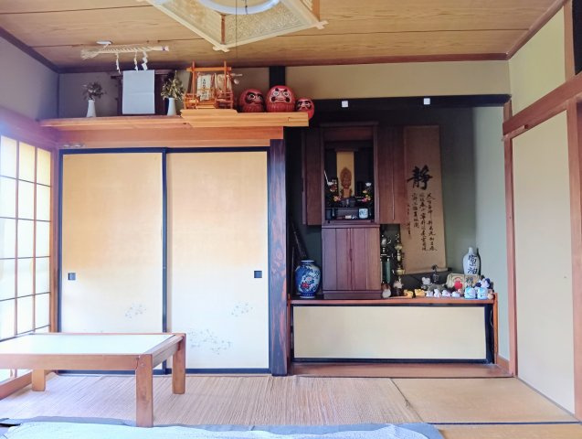 木の温もりを感じる落ち着いた和室。掛け軸や季節の飾りを楽しめる趣ある空間でゆったり過ごせます。