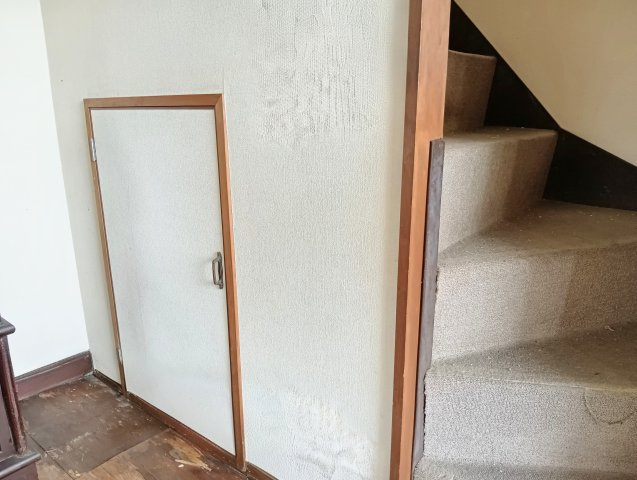 階段下の空間を収納として活用しており、住空間を無駄なく使えます。限られたスペースでも収納量を確保。