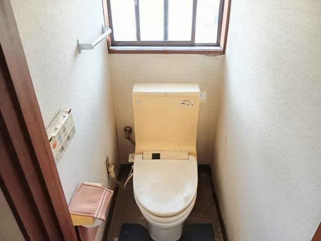 潔感あふれるホワイト基調の3階トイレ空間。温水洗浄便座付きで、毎日を快適にサポートします。