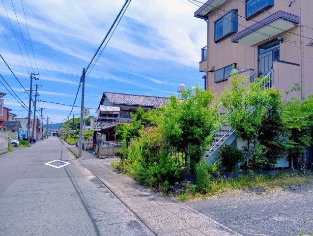 東側は竜南街道（市道梅ケ谷1号線）に接道。見通しのよい道路で車の出し入れや通行がしやすいです。