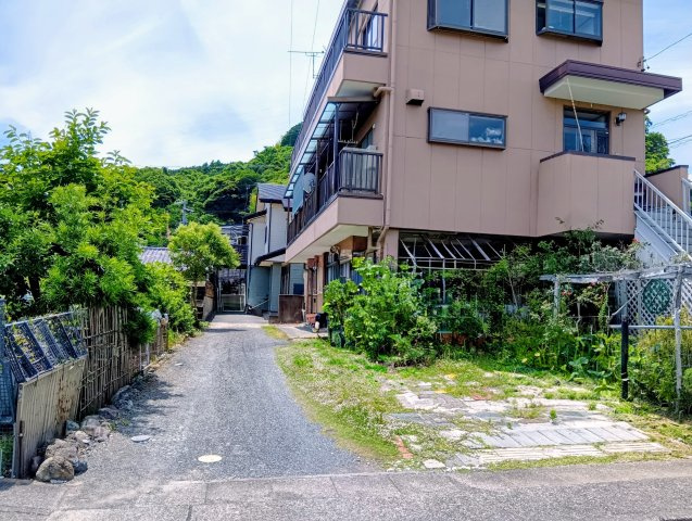 南側は私道。緑豊かで落ち着いた住環境。陽当り良好。通風良好。