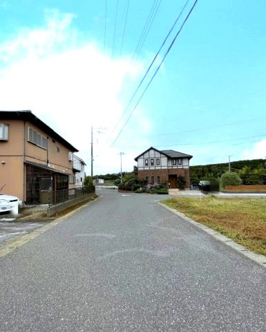 前面道路は6ｍ公道です。　見通しがよく、交通量も少ないので車の出し入れもスムーズです！