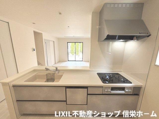 使いやすい対面式のシステムキッチン。浄水器付き水栓、三口コンロ