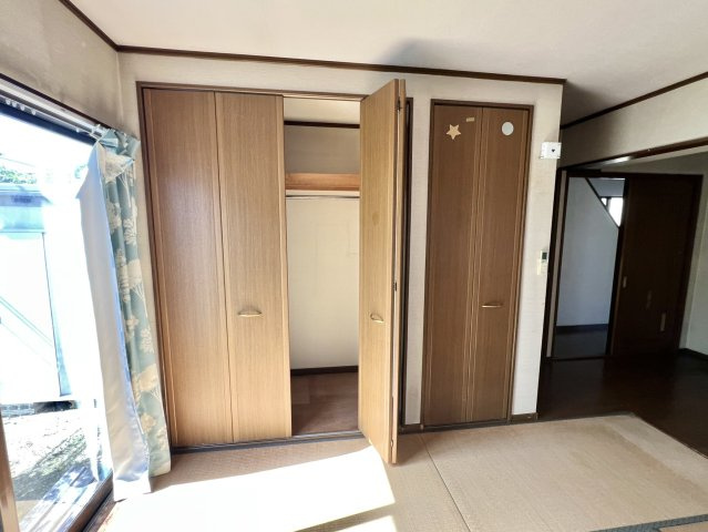 扉付きの収納を備え、日用品や衣類、季節の小物などをまとめて整理ができます。扉を閉めれば中身が見えず、室内をすっきりとした印象に保てる点も魅力。使う場所の近くに物をしまえる、日常生活に便利な収納です。