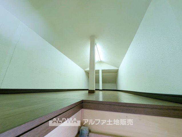 【Attic　Storage】　◆収納力をプラス◆屋根裏収納は、季節家電や衣類、普段使わない荷物の保管に便利。居室に物を置きすぎず、生活空間をすっきり保つのに役立ちます。