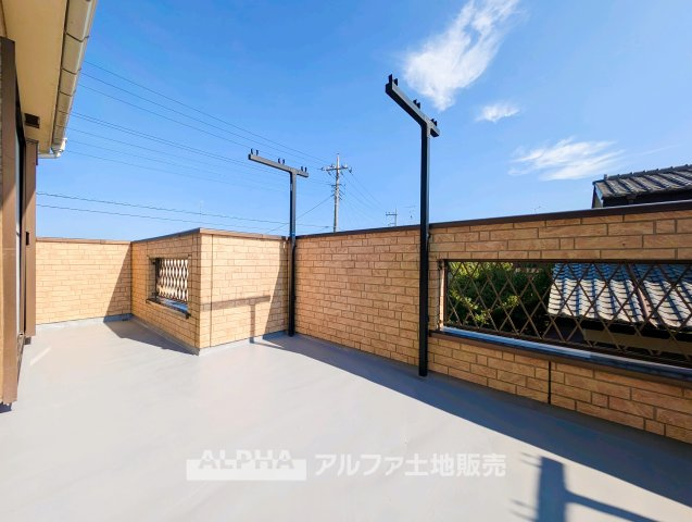 【Balcony】　◆暮らしに役立つ屋外空間◆洗濯物を干したり、外の空気を感じたりと、日々の暮らしを支えるスペースとして活用できます。　