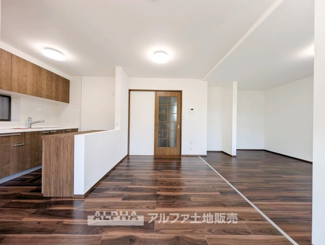 【Living　Room】　◆家族が集まる場所◆食事を囲んだり、ソファでくつろいだり。家族それぞれが思い思いの時間を過ごしながら、自然と顔を合わせられる空間です。