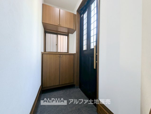 【Entrance】　◆住まいの入口をすっきり◆靴や外出用品を整理しておけば、毎日の出入りもスムーズ。家族や来客を気持ちよく迎えられる玄関空間です。　