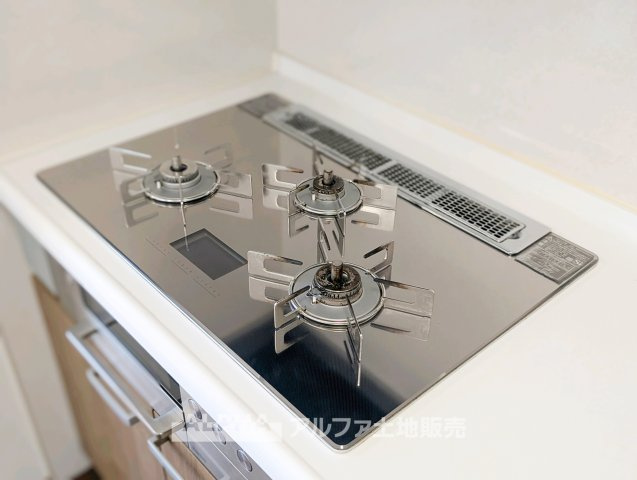 【Gas　Stove】　◆火加減を調整しやすい◆都市ガスを利用できる住まい。炒め物や煮込み料理など、毎日のさまざまなメニューづくりに活躍します。　