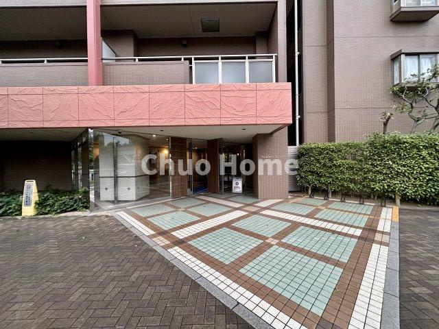 【エントランス】マンションのエントランスは、その物件の印象を決める、顔とも言える場所です。毎日通る場所ですからきれいなのが一番です。