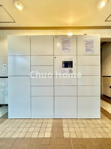【宅配ボックス】在宅時・不在時に関わらず、居住者の代わりに非対面で宅配物を受け取ってくれる便利な設備です。わかりやすくご説明致しますので見学時にはお部屋だけではなく共用部分もぜひチェックしてください。