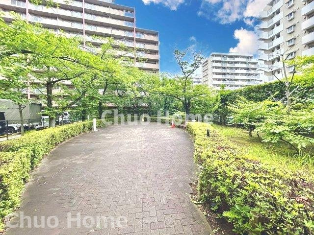 敷地内には緑が多く住環境良好です