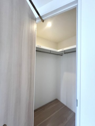 様々な収納に便利なウォークインクローゼット