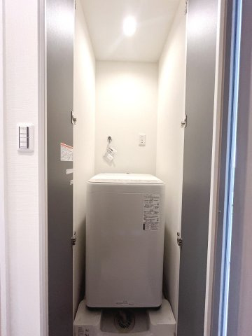 室内洗濯機置き場には扉付で来客時には閉められます