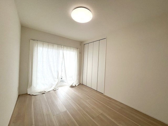 南面バルコニーの5.2帖洋室