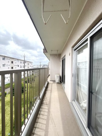 南東に面したバルコニー、緑多い住環境