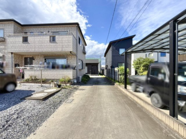 ■外観｜道路から離れた場所にある住まいは、車の走行音や騒音が届きにくく落ち着いた環境で過ごすことが出来ます♪
